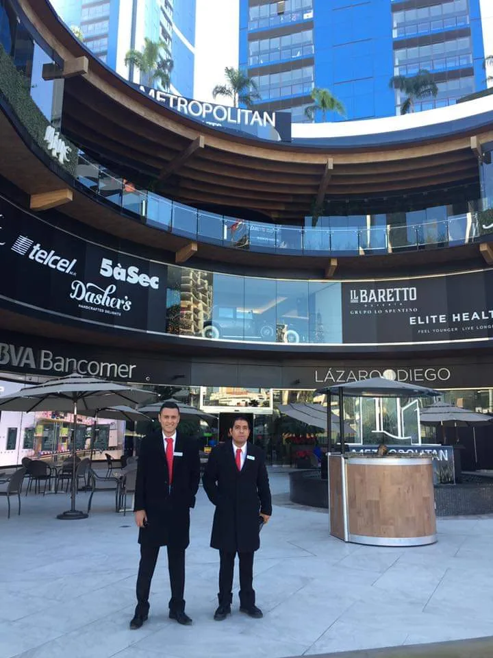 Guardias Elite de KARPE en un centro comercial de Monterrey