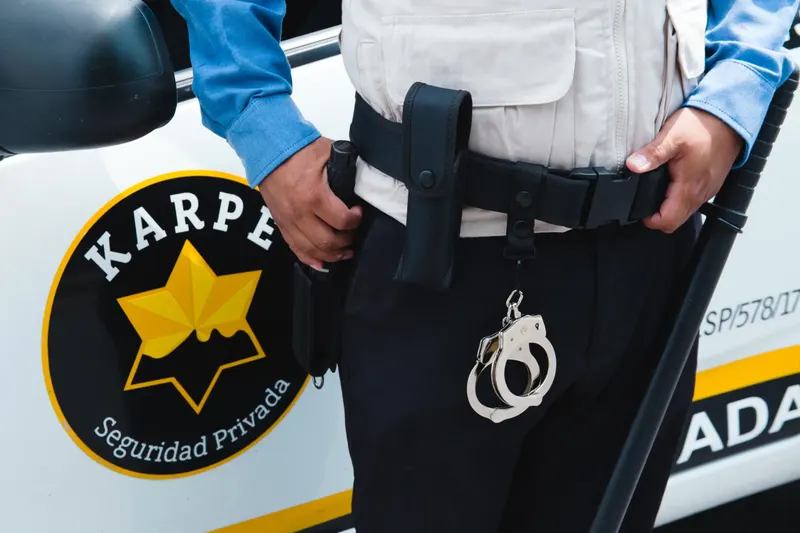 Guardia de seguridad KARPE con equipo completo
