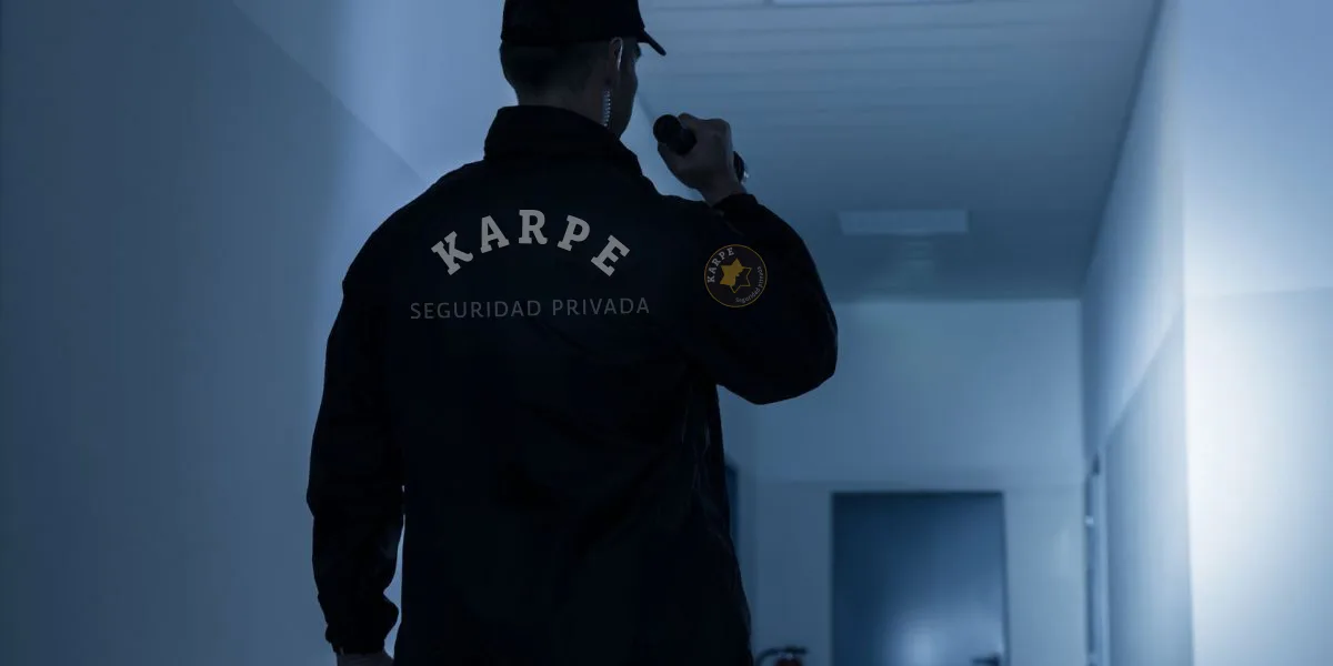 Guardia de seguridad con chamarra KARPE